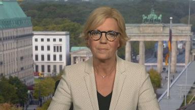 ZDF-Korrespondentin Ines Trams ist zu sehen.