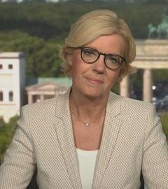ZDF-Korresponentin Trams ist zu sehen und schaut in die Kamera.