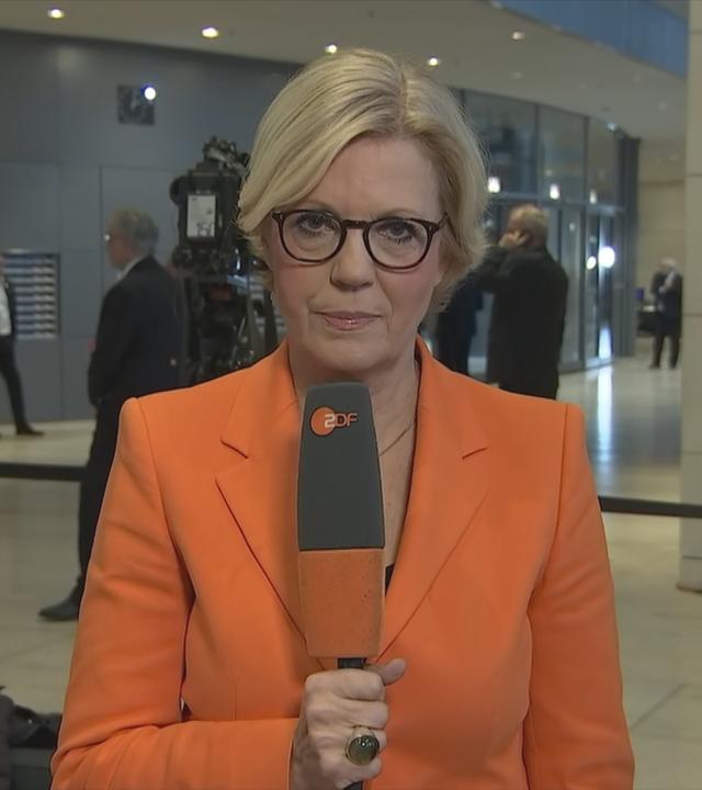 ZDF-Korrespondentin Ines Trams während einer Berichterstattung.