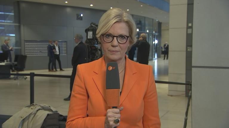 ZDF-Korrespondentin Ines Trams während einer Berichterstattung.