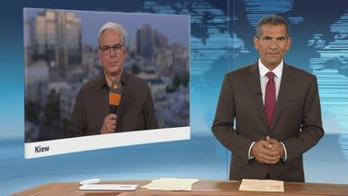Moderator im Schaltgespräch mit ZDF-Korrespondent Henner Hebestreit