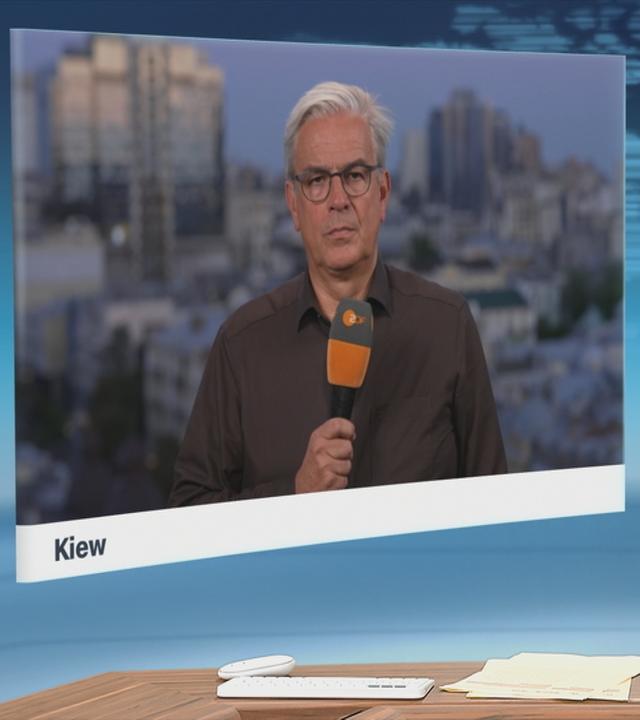 Moderator im Schaltgespräch mit ZDF-Korrespondent Henner Hebestreit