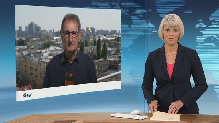 ZDF-Korrespondent Luc Walpot bei einem Schaltgespräch.