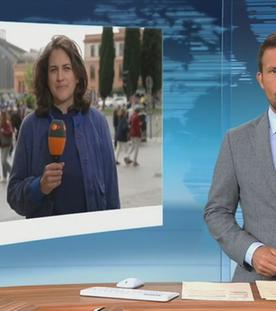ZDF-Korrespondentin Anna Warsberg bei einem Schaltgespräch in Madrid.