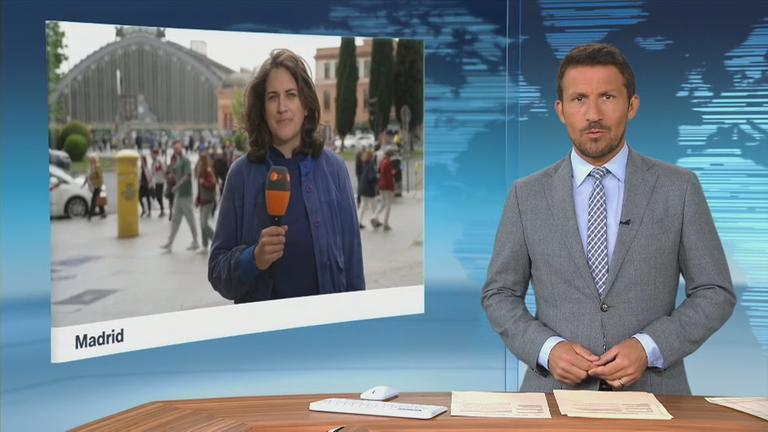 ZDF-Korrespondentin Anna Warsberg bei einem Schaltgespräch in Madrid.