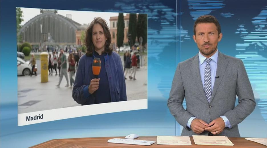 ZDF-Korrespondentin Anna Warsberg bei einem Schaltgespräch in Madrid.