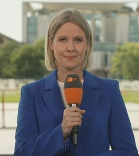 ZDF-Korrespondentin Nicole Diekmann vor dem Kanzleramt