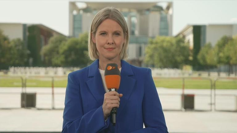ZDF-Korrespondentin Nicole Diekmann vor dem Kanzleramt