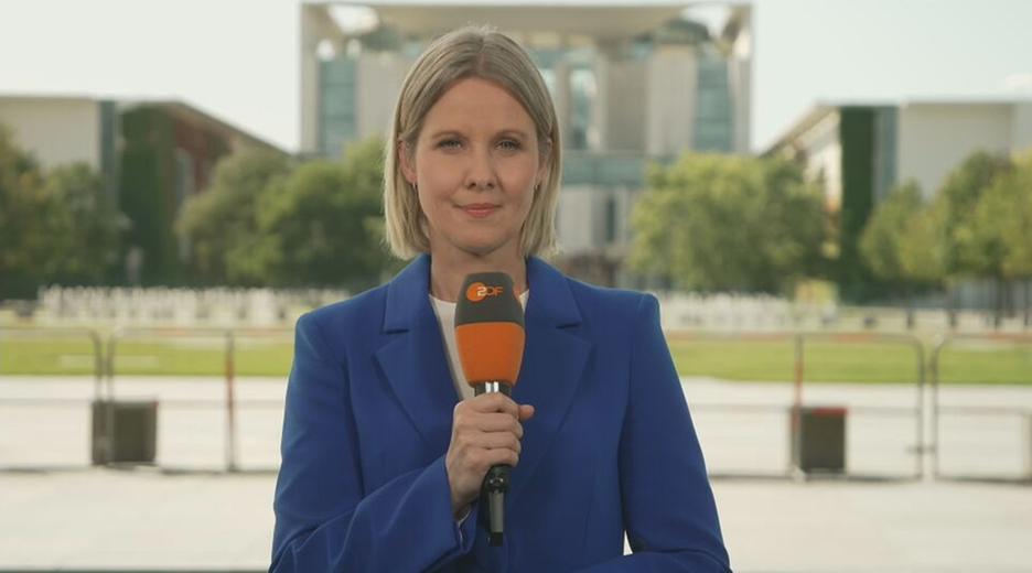 ZDF-Korrespondentin Nicole Diekmann vor dem Kanzleramt