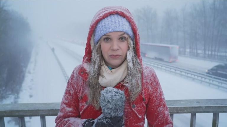 ZDF-Reporterin Svenja Bergerhoff berichtet aus Varel, Niedersachsen