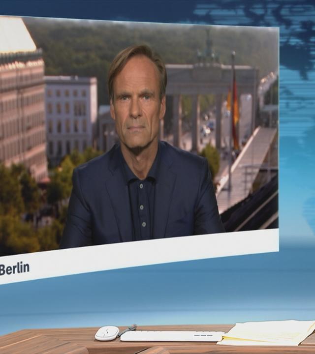 ZDF-Korrespondent Wulf Schmiese bei einem Schaltgespräch.