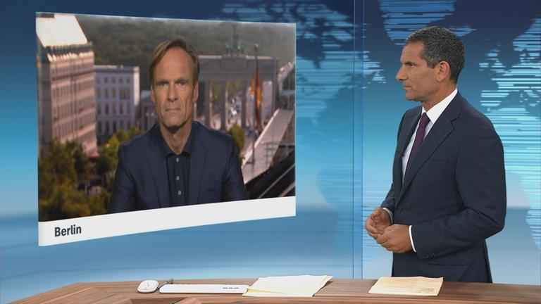 ZDF-Korrespondent Wulf Schmiese bei einem Schaltgespräch.