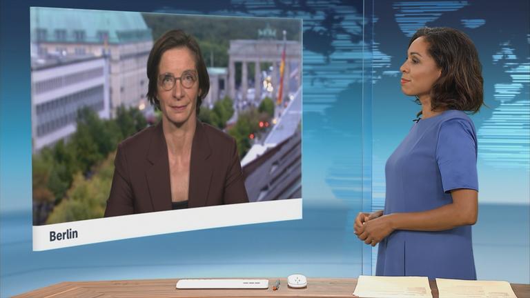 ZDF-Korrespondentin Diana Zimmermann bei einem Schaltgespräch.