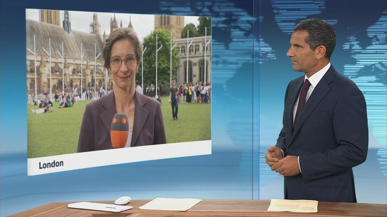 ZDF-Korrespondentin Diana Zimmermann bei einem Schaltgespräch.