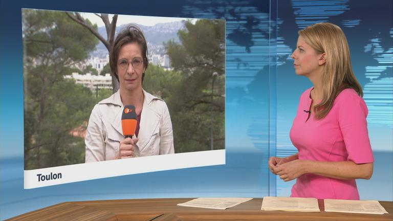 Frankreich, Bormes-Les-Mimosas: Bundeskanzler Friedrich Merz (CDU, hinten, l) wird von Frankreichs Präsident Emmanuel Macron (hinten, r) im Fort de Bregancon, einer Residenz des französischen Präsidenten an der südfranzösischen Cote dAzur, zum Abendessen empfangen.