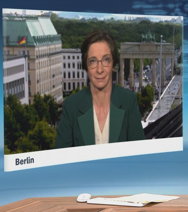 ZDF-Korrespondentin Diana Zimmermann berichtet ins ZDFheute-Nachrichtenstudio.
