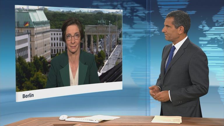ZDF-Korrespondentin Diana Zimmermann berichtet ins ZDFheute-Nachrichtenstudio.