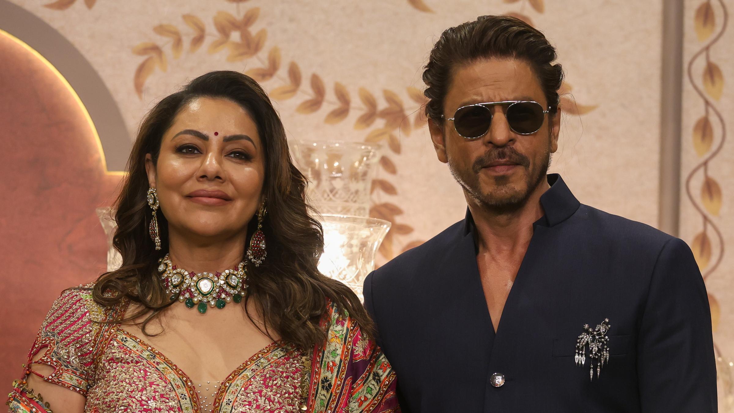 Schauspieler Shah Rukh Khan (rechts) mit seiner Frau Gauri Khan bei der Hochzeit von Anant Ambani.