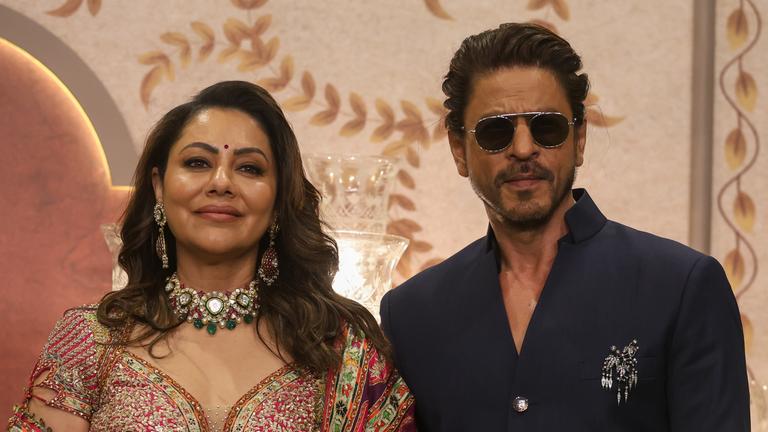 Schauspieler Shah Rukh Khan (rechts) mit seiner Frau Gauri Khan bei der Hochzeit von Anant Ambani.