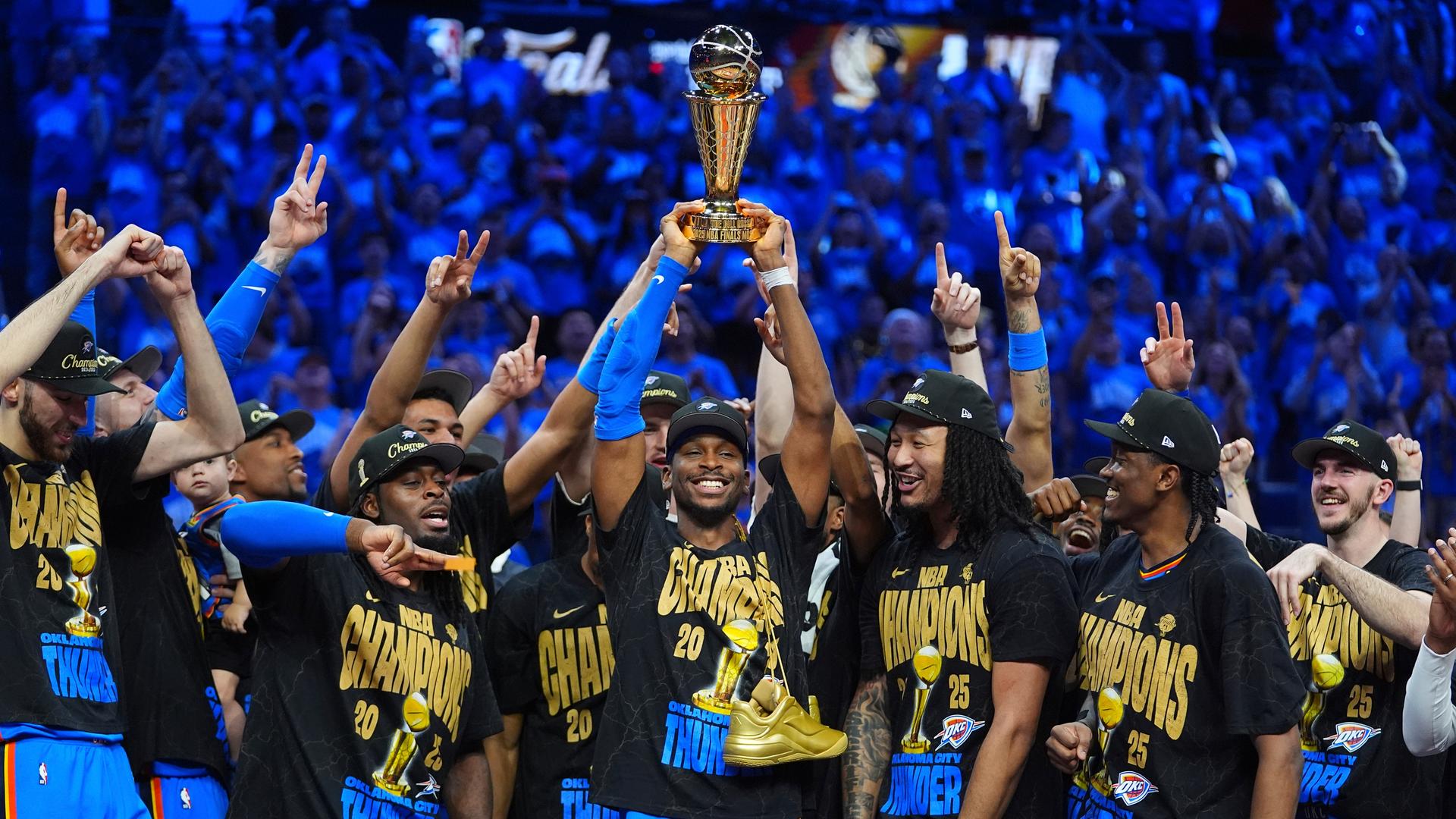 Shai Gilgeous-Alexander, Guard der Oklahoma City Thunder (Mitte), hält die MVP-Trophäe hoch.