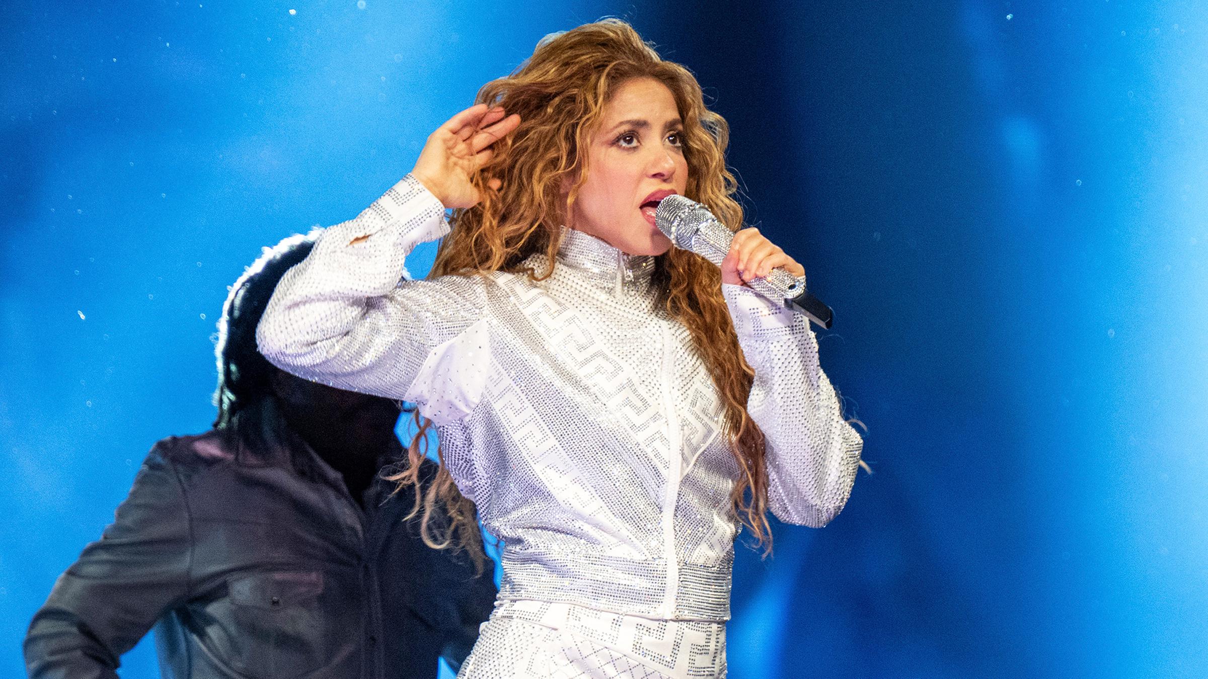 Shakira singt auf der Bühne.