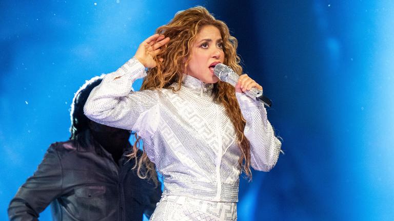 Shakira singt auf der Bühne.