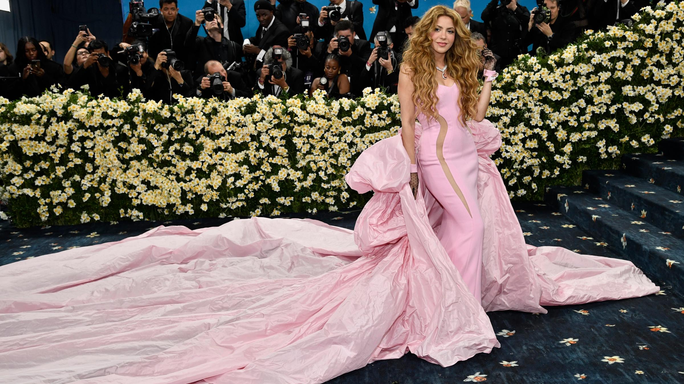 Überraschend farbenfroh zeigt sich Shakira auf den Stufen des Metropolitan Museum of Art.