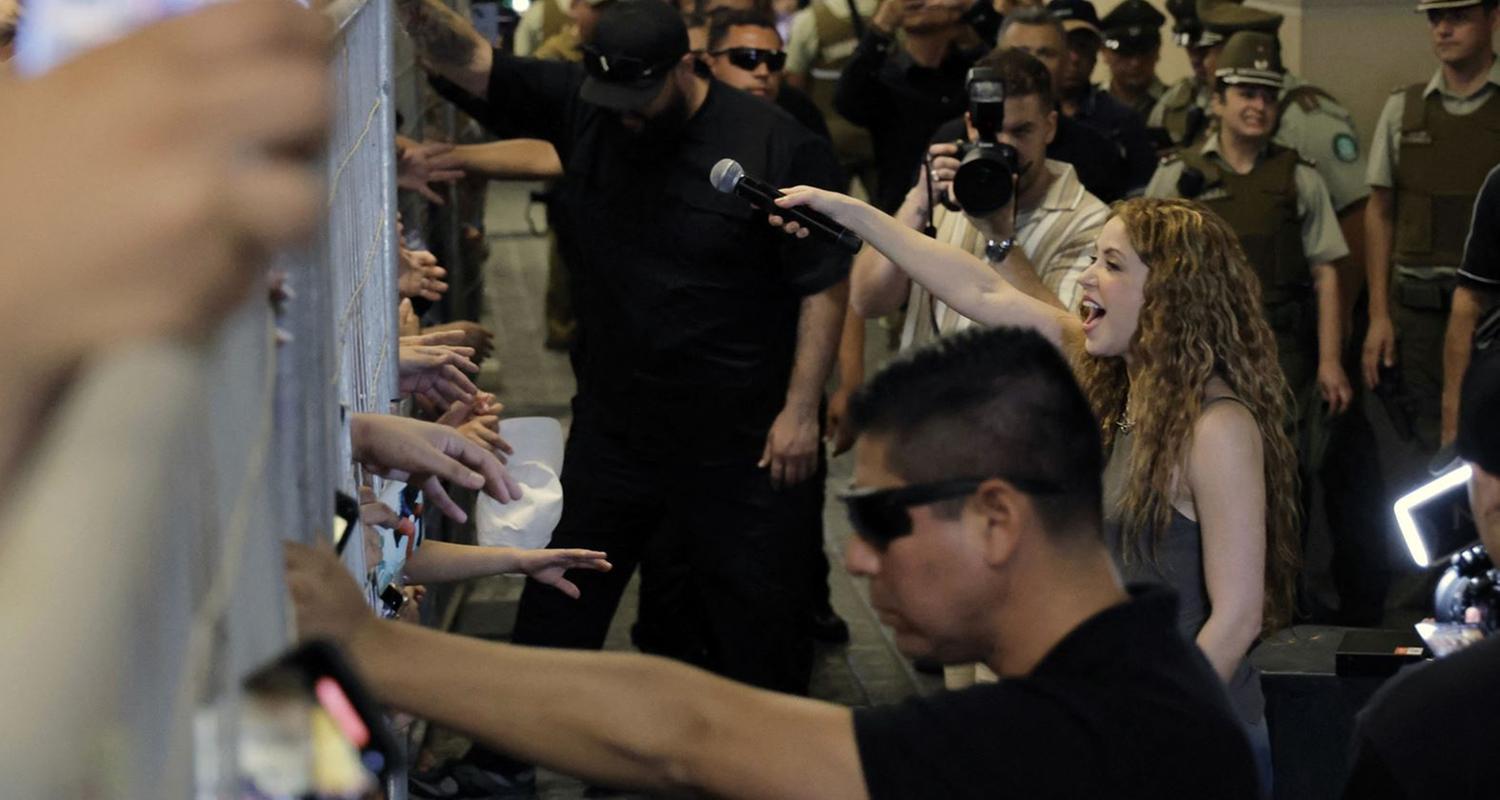Sängerin Shakira gibt spontanes Konzert in Santiago de Chile