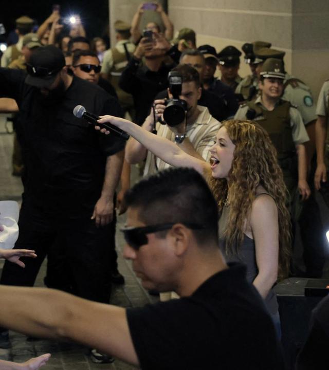 Sängerin Shakira gibt spontanes Konzert in Santiago de Chile