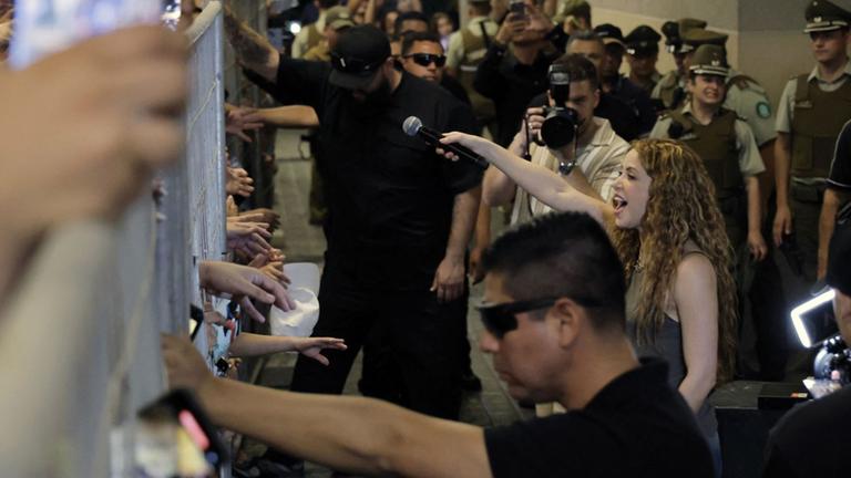 Sängerin Shakira gibt spontanes Konzert in Santiago de Chile