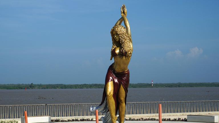 Eine große goldene Shakira Staute.