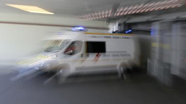 Ein Krankenwagen fährt ab.