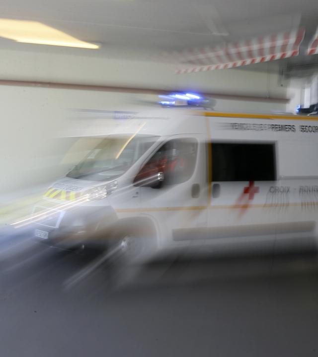 Ein Krankenwagen fährt ab.