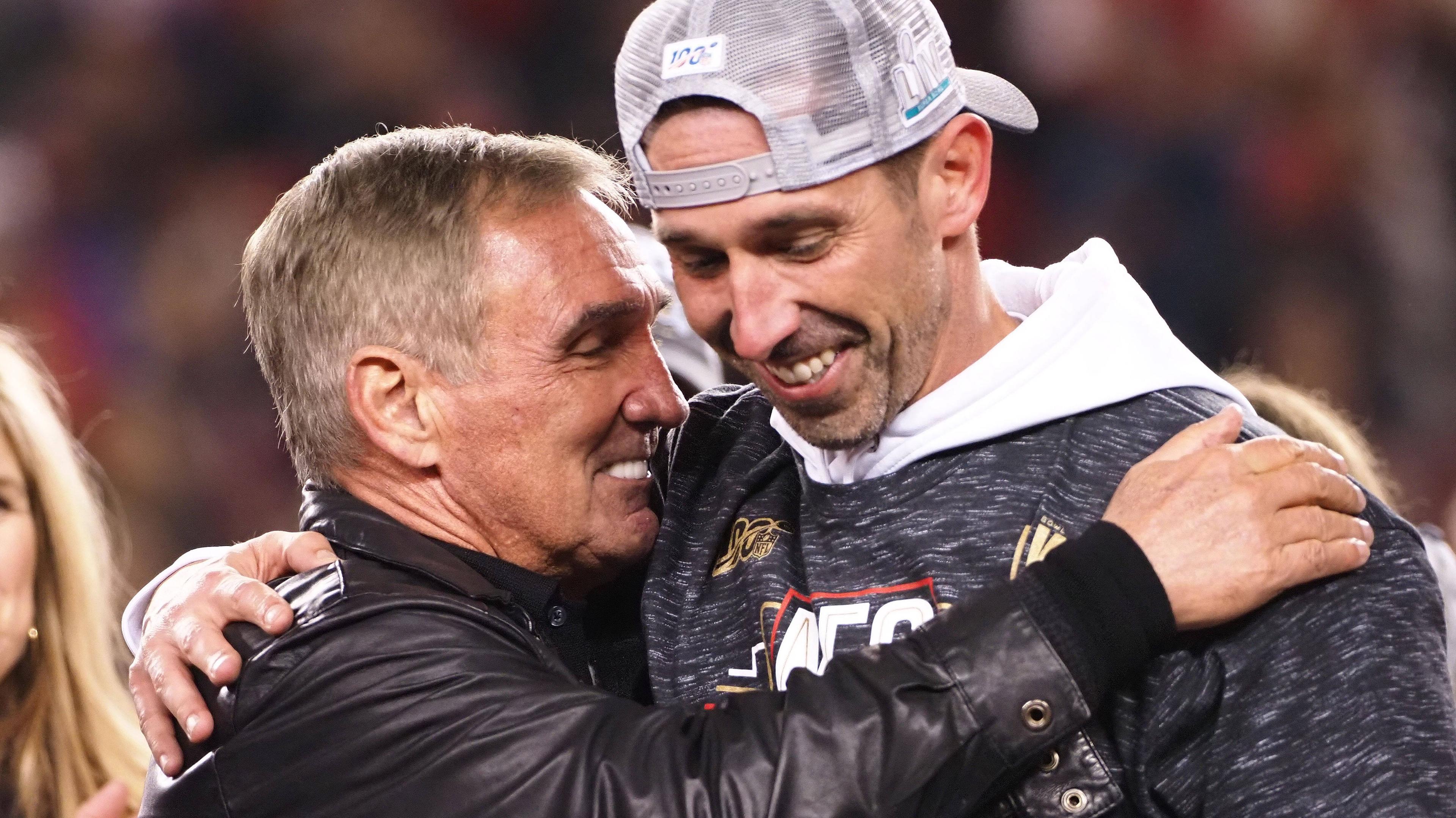 San Francisco 49ers Coach Kyle Shanahan (r.) feiert mit seinem Vater Mike