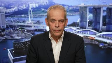 Südostasien-Korrespondent Johannes Hano aus dem Studio in Singapur zugeschaltet. Er trägt ein schwarzes Sakko und ein weißes Hemd.