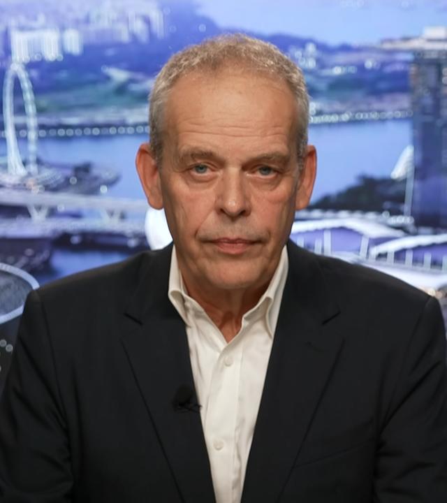 Südostasien-Korrespondent Johannes Hano aus dem Studio in Singapur zugeschaltet. Er trägt ein schwarzes Sakko und ein weißes Hemd.
