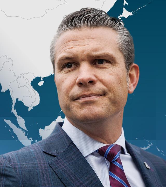 Kriegsminister Pete Hegseth in einem grauen Anzug. Es handelt sich um ein Cut-Out von Hegseth. Im Hintergrund ist eine Karte der indopazifischen Region.