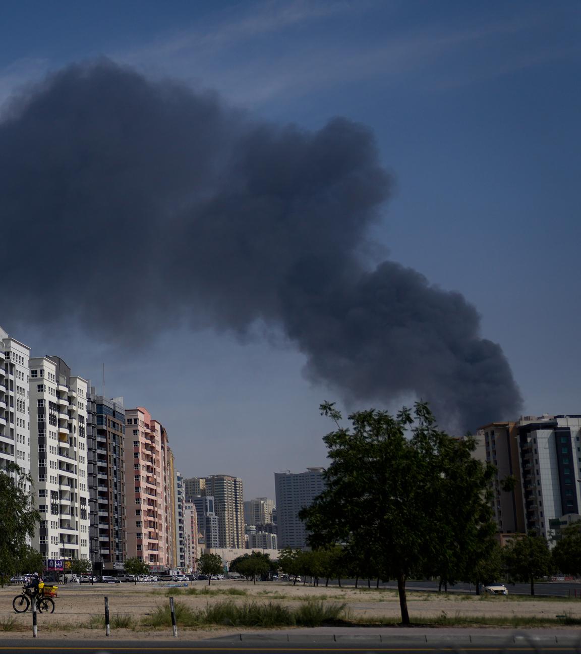 Sharjah, eine Stadt der Vereinigten Arabischen Emirate mitgroßer Rauchwolke 