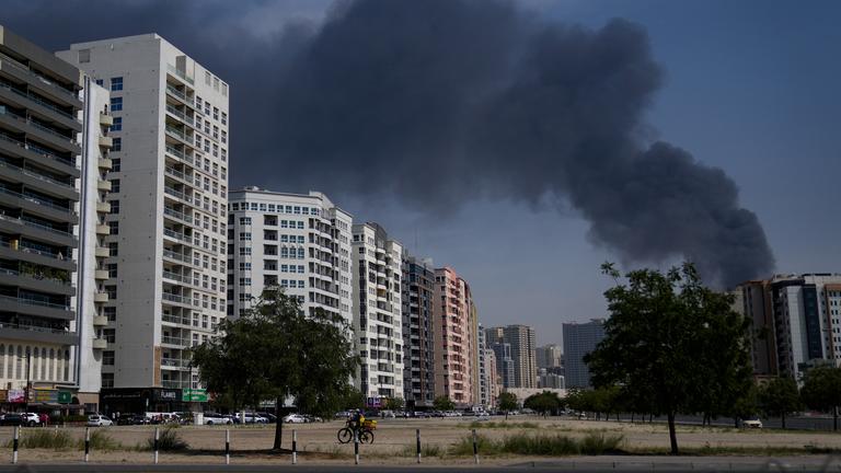 Sharjah, eine Stadt der Vereinigten Arabischen Emirate mitgroßer Rauchwolke 