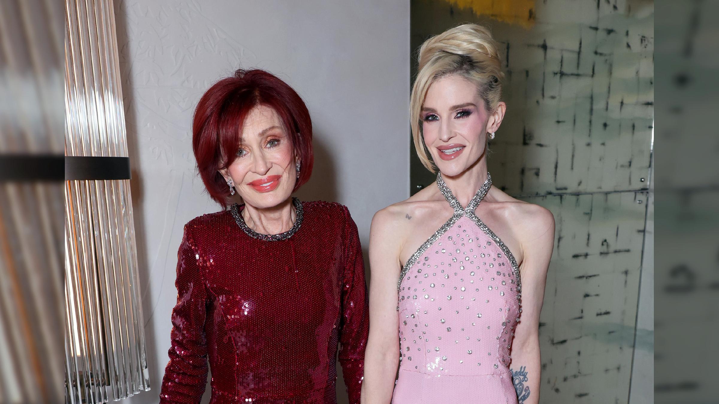 Sharon Osbourne und Kelly Osbourne nehmen am 26. November 2025 an einem besonderen Cocktail-Event von Rebecca Vallance im Aki London teil.
