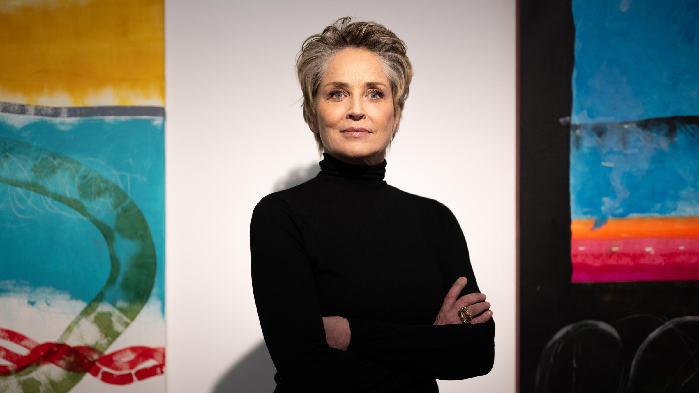 Schauspielerin Sharon Stone steht in der Galerie Deschler im Bezirk Mitte zwischen ihren Werken.