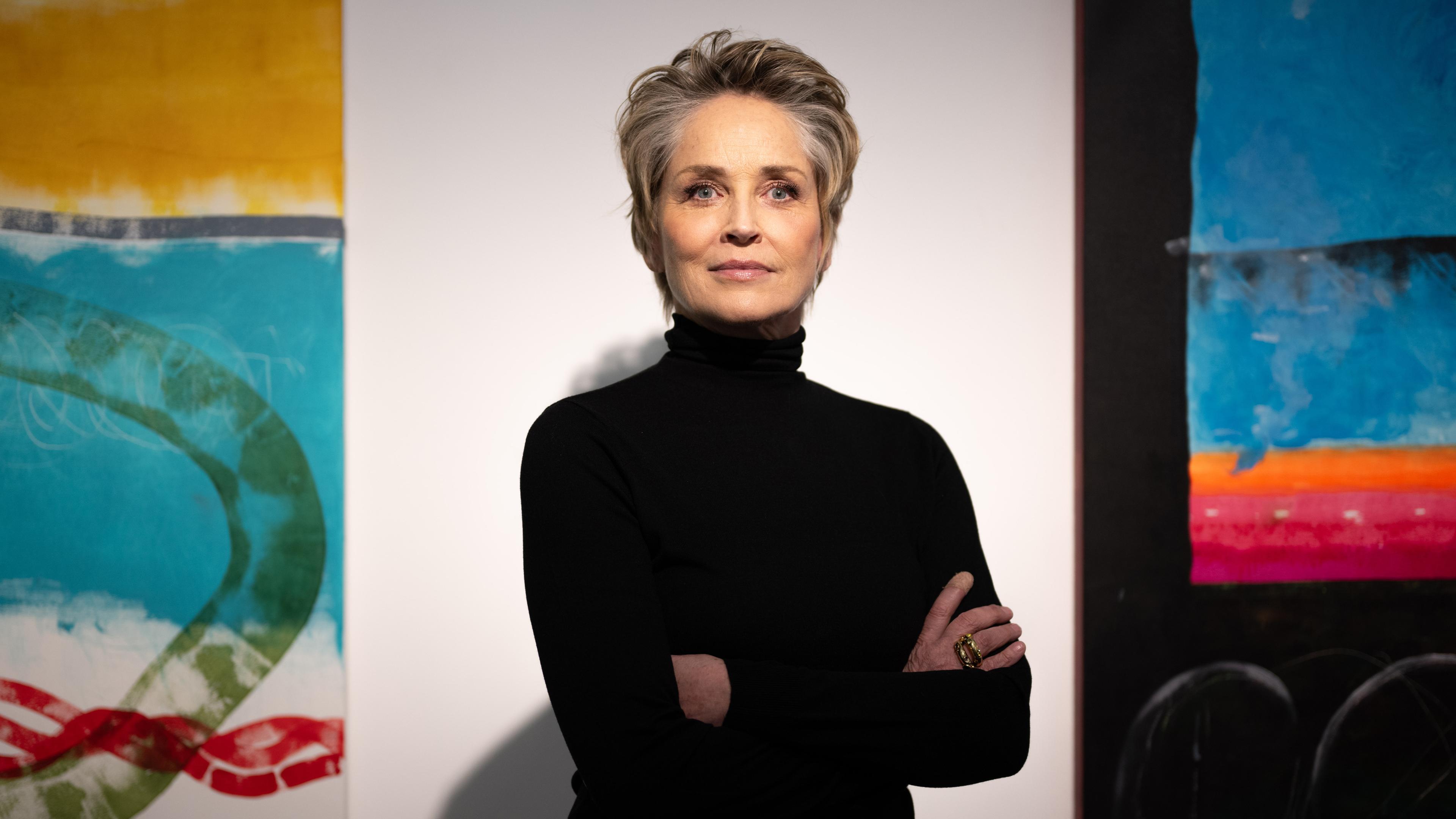 Schauspielerin Sharon Stone steht in der Galerie Deschler im Bezirk Mitte zwischen ihren Werken.