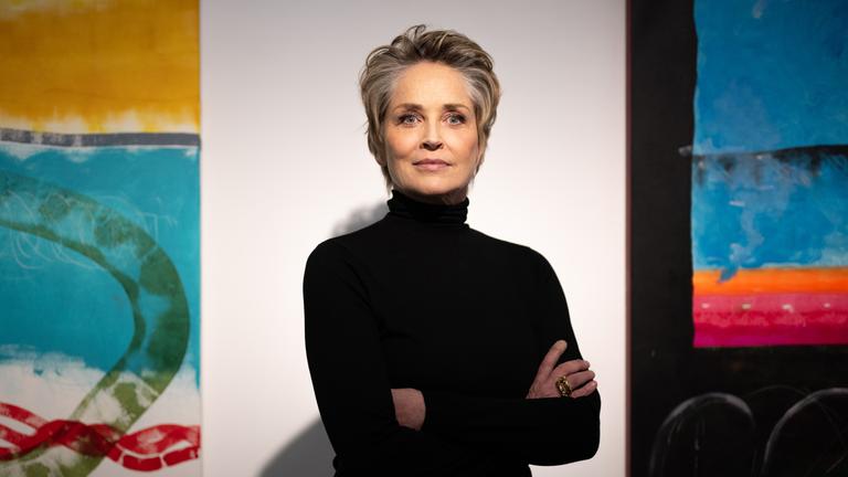 Schauspielerin Sharon Stone steht in der Galerie Deschler im Bezirk Mitte zwischen ihren Werken.