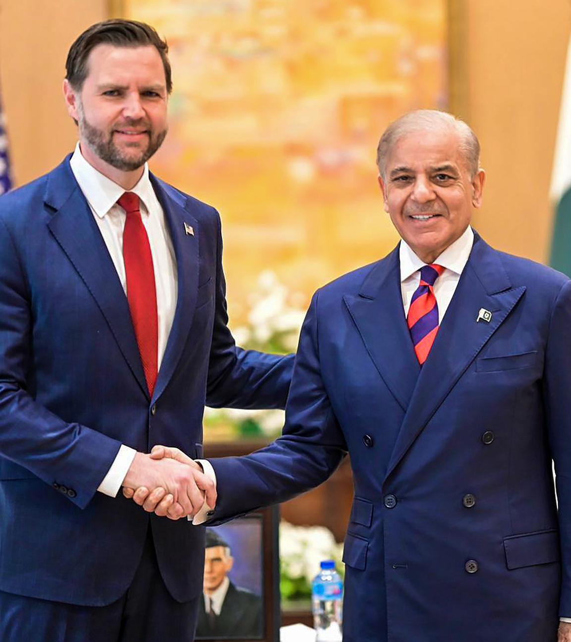 Premierminister Shehbaz Sharif und US-Vizepräsident JD Vance schütteln sich die Hände während ihres Treffens zur den  US-iranischen Friedensgespräche in Islamabad in Pakistan.