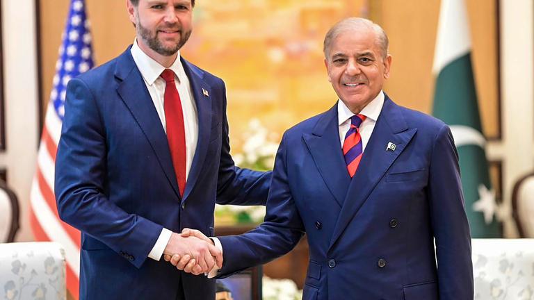 Premierminister Shehbaz Sharif und US-Vizepräsident JD Vance schütteln sich die Hände während ihres Treffens zur den  US-iranischen Friedensgespräche in Islamabad in Pakistan.