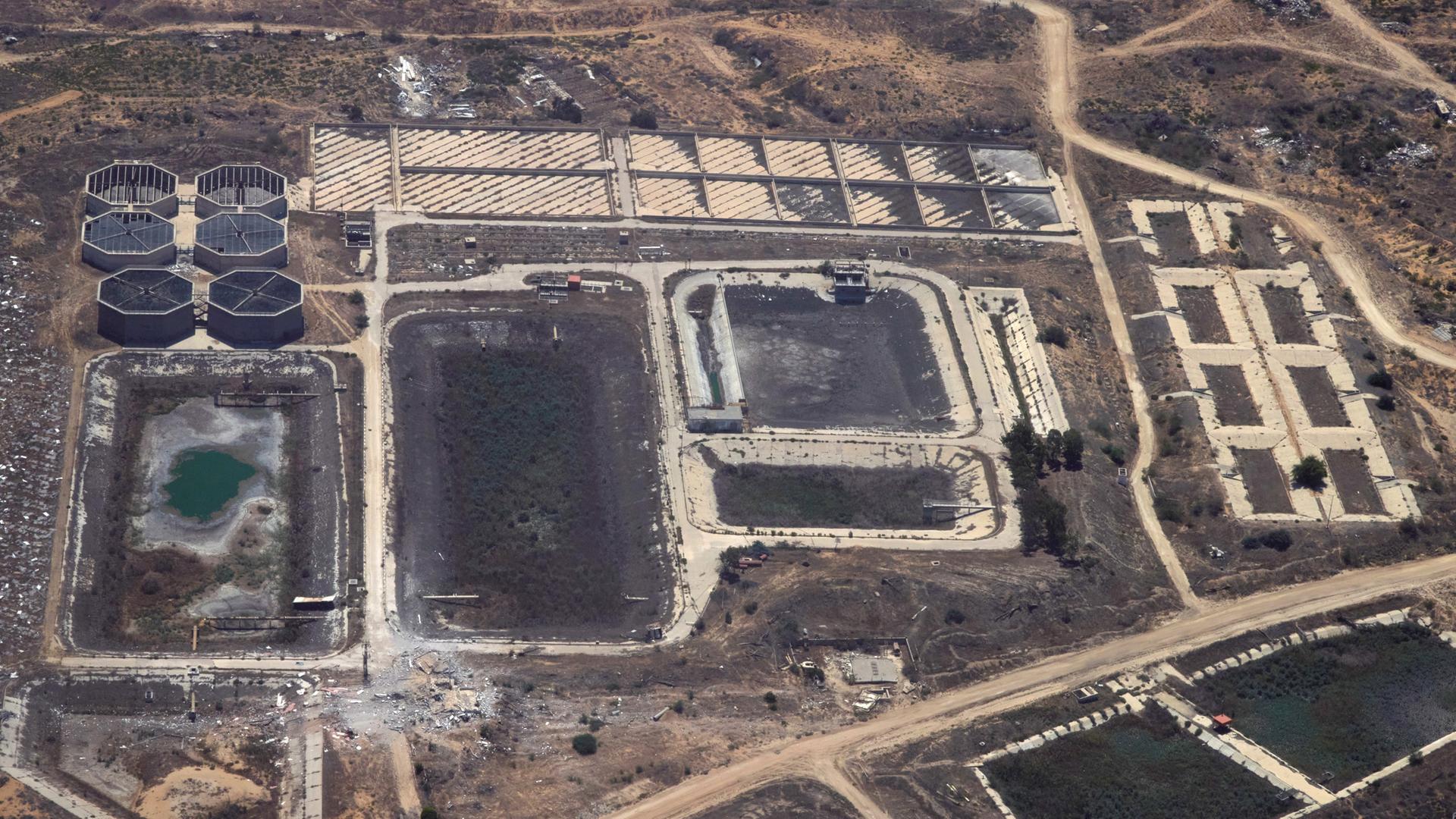 Die Abwasseranlage Sheikh Ejleen, gesehen aus einem Flugzeug der deutschen Luftwaffe, das humanitäre Hilfe über dem Gazastreifen abwirft, 06. August 2025. 