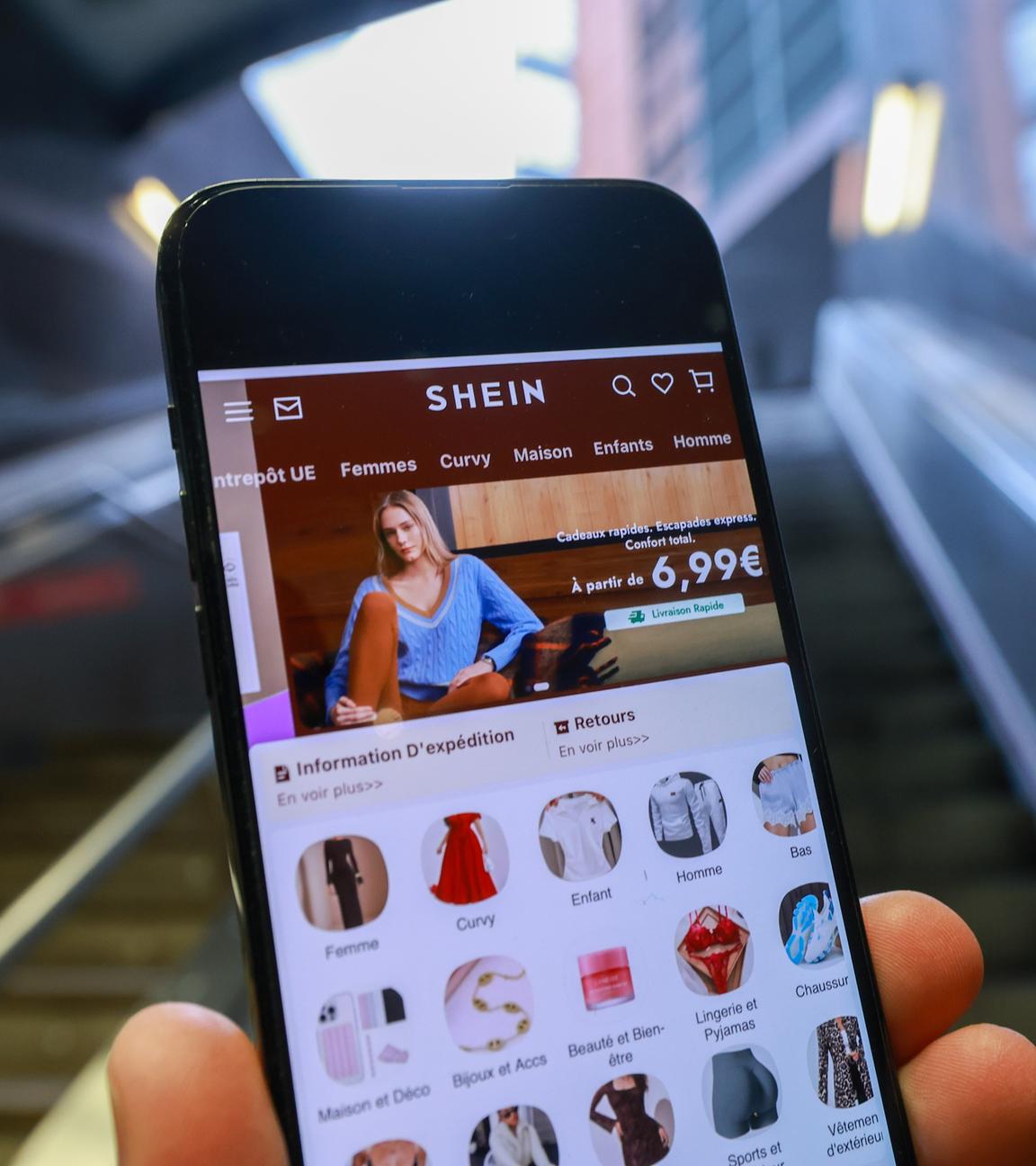 Die Website von Shein wird auf einem Smartphone vor dem Hauptsitz der Europäischen Kommission in Brüssel, Belgien, angezeigt.