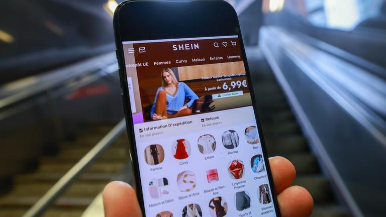 Die Website von Shein wird auf einem Smartphone vor dem Hauptsitz der Europäischen Kommission in Brüssel, Belgien, angezeigt.