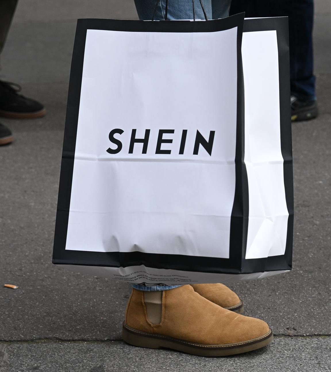  Frankreich, Paris: Die ersten Kunden verlassen das SHEIN-Geschäft, nachdem die Fast-Fashion-Marke Shein ihr erstes Geschäft eröffnet hat.