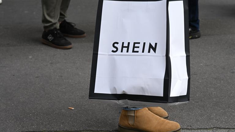  Frankreich, Paris: Die ersten Kunden verlassen das SHEIN-Geschäft, nachdem die Fast-Fashion-Marke Shein ihr erstes Geschäft eröffnet hat.